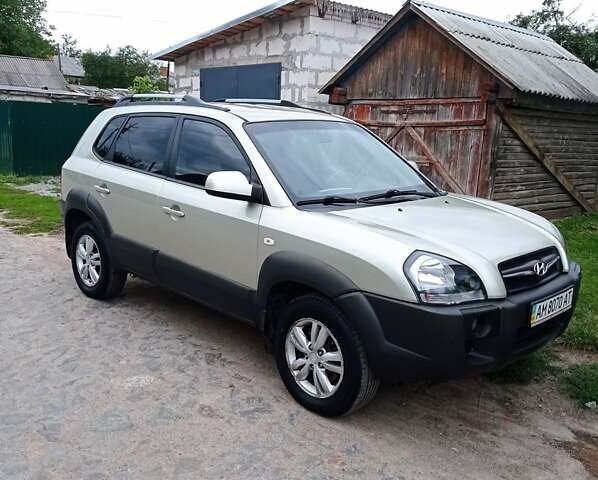 Серый Хендай Туксон, объемом двигателя 2 л и пробегом 360 тыс. км за 7700 $, фото 5 на Automoto.ua