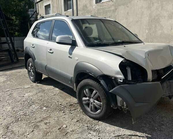 Сірий Хендай Туксон, об'ємом двигуна 2 л та пробігом 250 тис. км за 2800 $, фото 1 на Automoto.ua