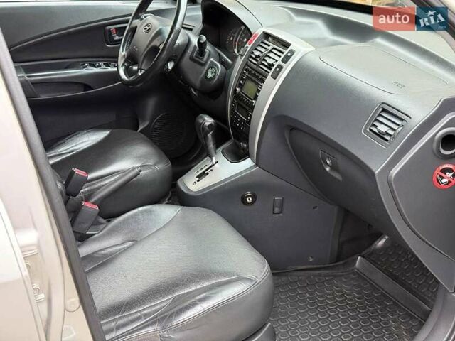 Серый Хендай Туксон, объемом двигателя 2.7 л и пробегом 210 тыс. км за 9290 $, фото 18 на Automoto.ua