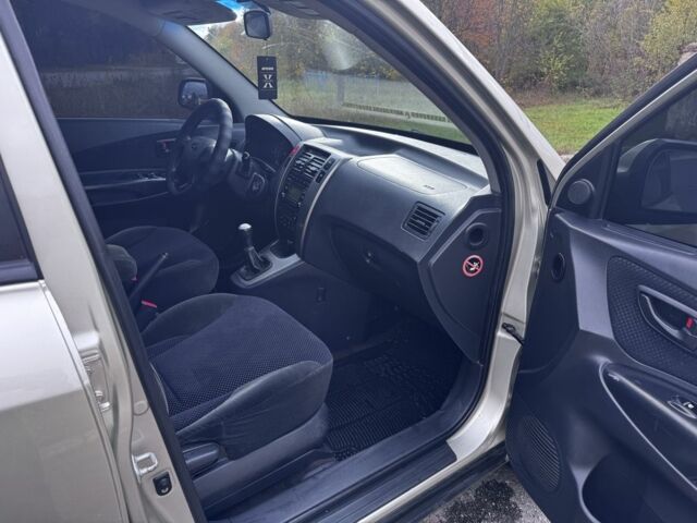 Хендай Туксон 2008 в Жмеренке на Automoto.ua Серый Хендай Туксон, объемом двигателя 2 л и пробегом 228 тыс. км за 6900 $, фото 14 на Automoto.ua