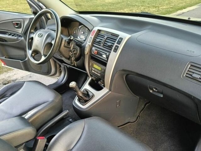 Серый Хендай Туксон, объемом двигателя 2 л и пробегом 234 тыс. км за 2149 $, фото 6 на Automoto.ua