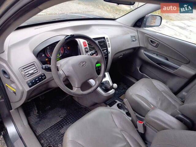 Серый Хендай Туксон, объемом двигателя 1.98 л и пробегом 247 тыс. км за 6200 $, фото 4 на Automoto.ua