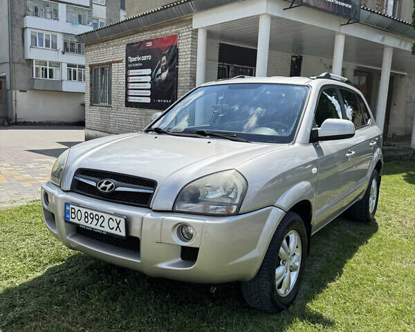 Сірий Хендай Туксон, об'ємом двигуна 2 л та пробігом 188 тис. км за 9200 $, фото 1 на Automoto.ua