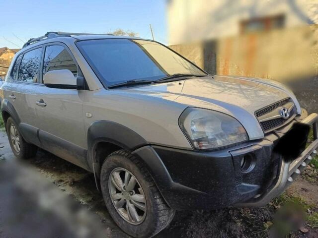 Серый Хендай Туксон, объемом двигателя 2 л и пробегом 220 тыс. км за 8000 $, фото 1 на Automoto.ua