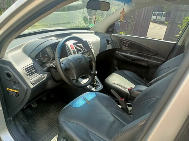 Серый Хендай Туксон, объемом двигателя 2 л и пробегом 257 тыс. км за 9000 $, фото 5 на Automoto.ua