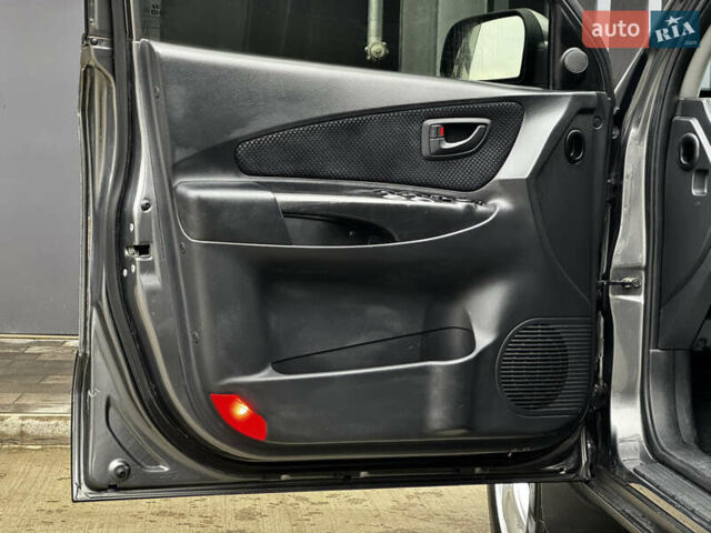 Сірий Хендай Туксон, об'ємом двигуна 2 л та пробігом 213 тис. км за 8500 $, фото 20 на Automoto.ua