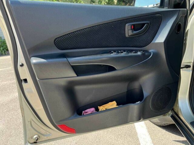 Серый Хендай Туксон, объемом двигателя 2 л и пробегом 265 тыс. км за 7599 $, фото 19 на Automoto.ua