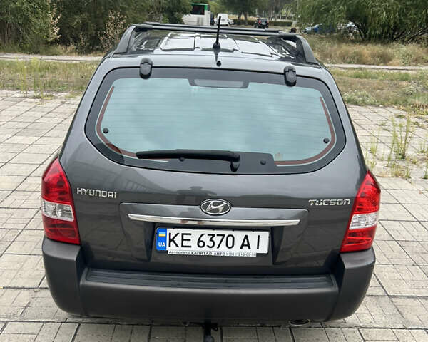 Сірий Хендай Туксон, об'ємом двигуна 1.98 л та пробігом 130 тис. км за 8900 $, фото 4 на Automoto.ua
