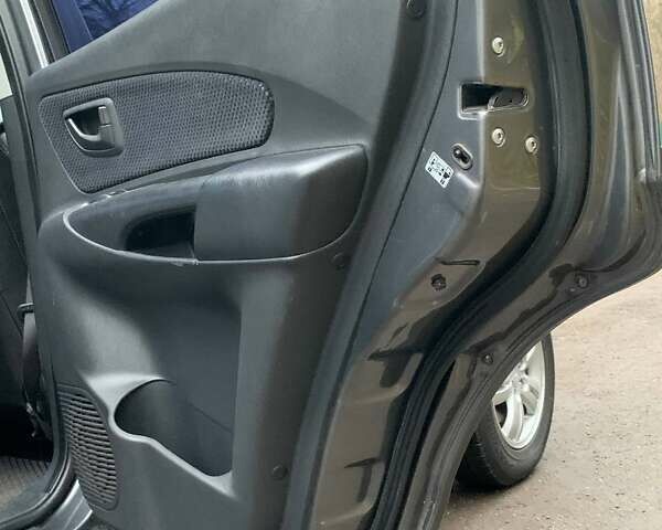 Сірий Хендай Туксон, об'ємом двигуна 1.98 л та пробігом 170 тис. км за 8800 $, фото 13 на Automoto.ua