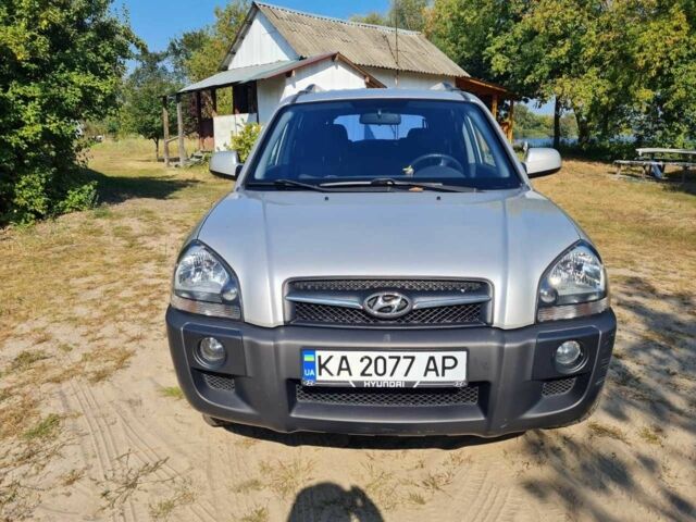 Серый Хендай Туксон, объемом двигателя 2 л и пробегом 118 тыс. км за 8800 $, фото 1 на Automoto.ua