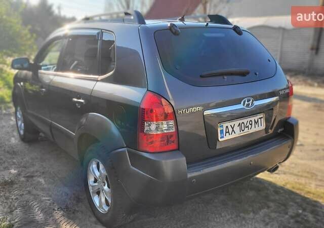 Серый Хендай Туксон, объемом двигателя 1.98 л и пробегом 190 тыс. км за 8500 $, фото 4 на Automoto.ua
