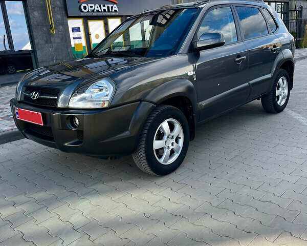 Сірий Хендай Туксон, об'ємом двигуна 2 л та пробігом 172 тис. км за 8550 $, фото 2 на Automoto.ua