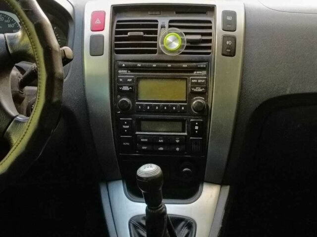 Серый Хендай Туксон, объемом двигателя 2 л и пробегом 220 тыс. км за 8000 $, фото 6 на Automoto.ua