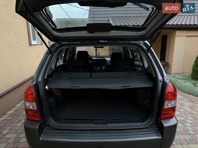 Хендай Туксон 2008 в Миргороде на Automoto.ua Серый Хендай Туксон, объемом двигателя 1.98 л и пробегом 177 тыс. км за 7950 $, фото 43 на Automoto.ua