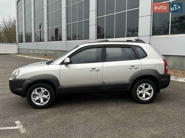 Серый Хендай Туксон, объемом двигателя 2 л и пробегом 263 тыс. км за 7300 $, фото 6 на Automoto.ua