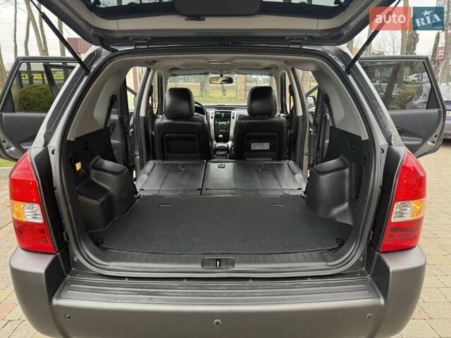 Сірий Хендай Туксон, об'ємом двигуна 2 л та пробігом 187 тис. км за 7700 $, фото 48 на Automoto.ua