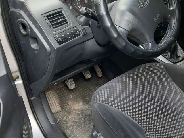 Серый Хендай Туксон, объемом двигателя 2 л и пробегом 213 тыс. км за 8000 $, фото 3 на Automoto.ua