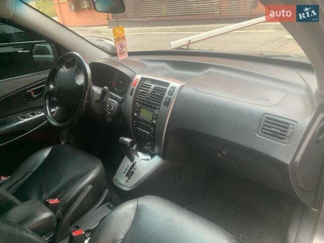 Сірий Хендай Туксон, об'ємом двигуна 1.98 л та пробігом 190 тис. км за 8800 $, фото 8 на Automoto.ua