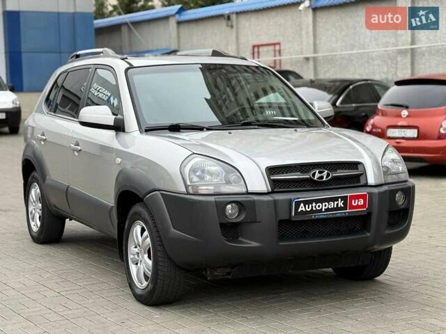 Серый Хендай Туксон, объемом двигателя 2.7 л и пробегом 210 тыс. км за 9290 $, фото 2 на Automoto.ua