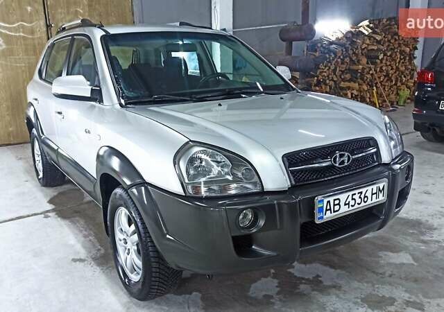 Серый Хендай Туксон, объемом двигателя 2 л и пробегом 127 тыс. км за 9300 $, фото 2 на Automoto.ua