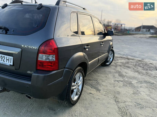 Сірий Хендай Туксон, об'ємом двигуна 1.98 л та пробігом 220 тис. км за 8200 $, фото 7 на Automoto.ua