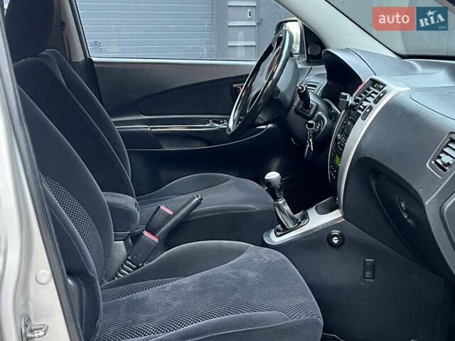 Хендай Туксон 2008 в Киеве на Automoto.ua Серый Хендай Туксон, объемом двигателя 2 л и пробегом 187 тыс. км за 7250 $, фото 55 на Automoto.ua