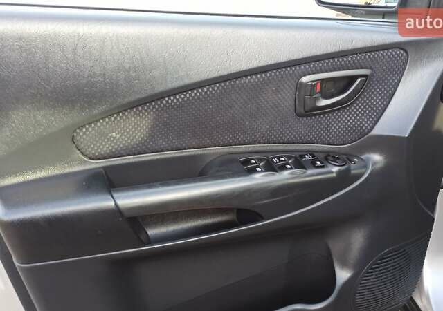 Серый Хендай Туксон, объемом двигателя 2 л и пробегом 127 тыс. км за 9300 $, фото 35 на Automoto.ua