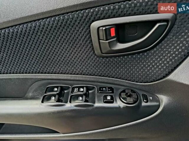 Серый Хендай Туксон, объемом двигателя 1.99 л и пробегом 207 тыс. км за 8000 $, фото 19 на Automoto.ua