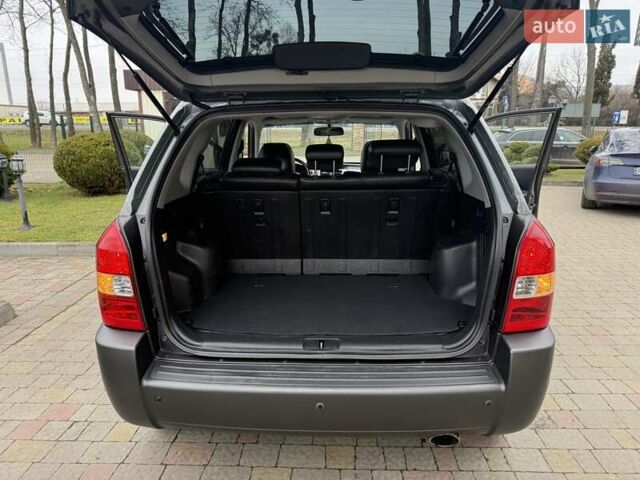 Сірий Хендай Туксон, об'ємом двигуна 2 л та пробігом 187 тис. км за 7700 $, фото 47 на Automoto.ua
