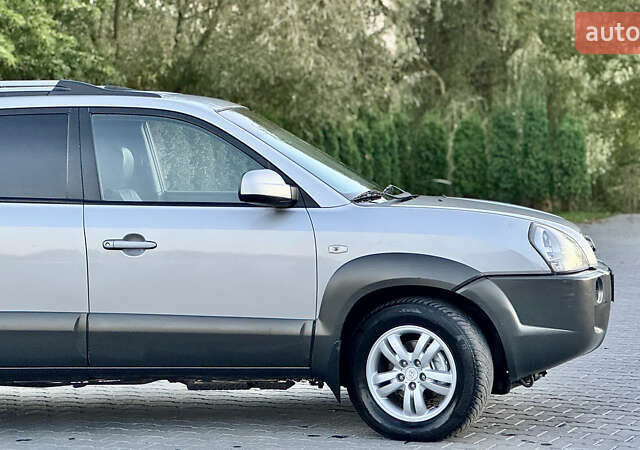 Хендай Туксон 2008 у Зборів на Automoto.ua Сірий Хендай Туксон, об'ємом двигуна 1.99 л та пробігом 228 тис. км за 8500 $, фото 3 на Automoto.ua