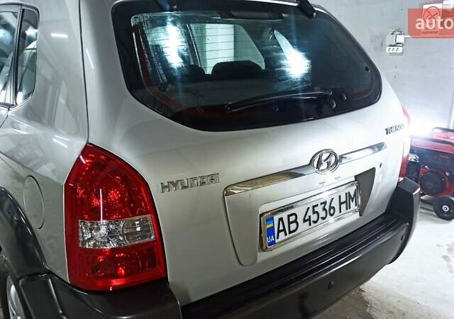 Серый Хендай Туксон, объемом двигателя 2 л и пробегом 127 тыс. км за 9300 $, фото 5 на Automoto.ua