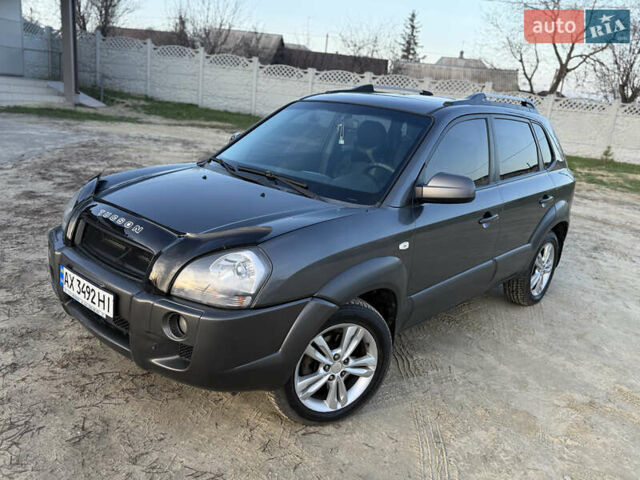 Сірий Хендай Туксон, об'ємом двигуна 1.98 л та пробігом 220 тис. км за 8200 $, фото 2 на Automoto.ua