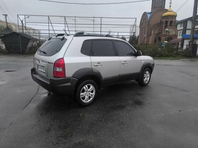 Сірий Хендай Туксон, об'ємом двигуна 2 л та пробігом 215 тис. км за 7750 $, фото 6 на Automoto.ua