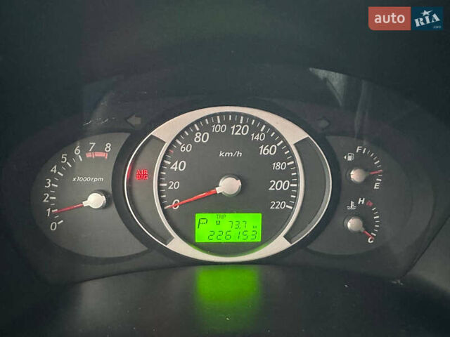 Серый Хендай Туксон, объемом двигателя 1.98 л и пробегом 227 тыс. км за 7700 $, фото 14 на Automoto.ua