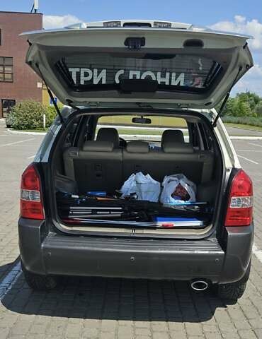 Сірий Хендай Туксон, об'ємом двигуна 1.98 л та пробігом 177 тис. км за 8500 $, фото 32 на Automoto.ua