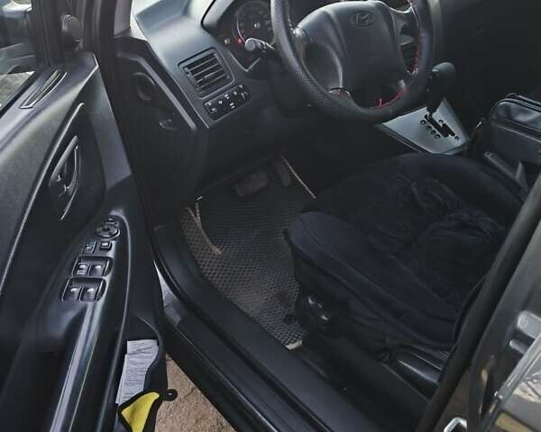 Серый Хендай Туксон, объемом двигателя 2 л и пробегом 197 тыс. км за 8700 $, фото 4 на Automoto.ua