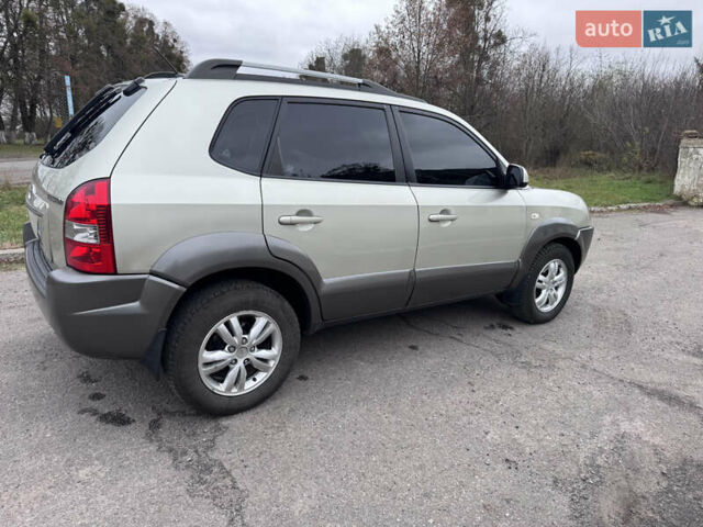 Серый Хендай Туксон, объемом двигателя 2 л и пробегом 228 тыс. км за 6700 $, фото 7 на Automoto.ua
