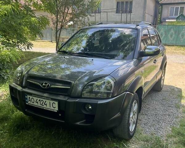 Сірий Хендай Туксон, об'ємом двигуна 2 л та пробігом 300 тис. км за 8000 $, фото 3 на Automoto.ua