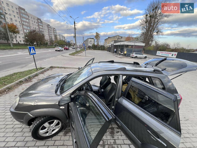 Серый Хендай Туксон, объемом двигателя 2 л и пробегом 210 тыс. км за 7700 $, фото 9 на Automoto.ua