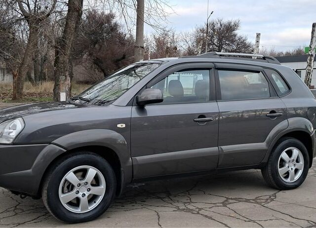 Серый Хендай Туксон, объемом двигателя 2 л и пробегом 95 тыс. км за 8800 $, фото 1 на Automoto.ua