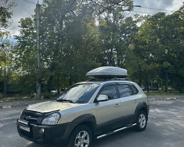 Серый Хендай Туксон, объемом двигателя 2 л и пробегом 201 тыс. км за 8300 $, фото 1 на Automoto.ua