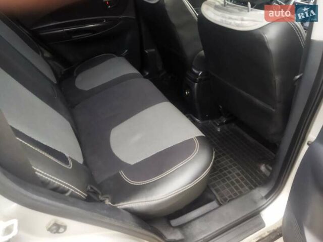 Серый Хендай Туксон, объемом двигателя 2 л и пробегом 210 тыс. км за 8200 $, фото 11 на Automoto.ua