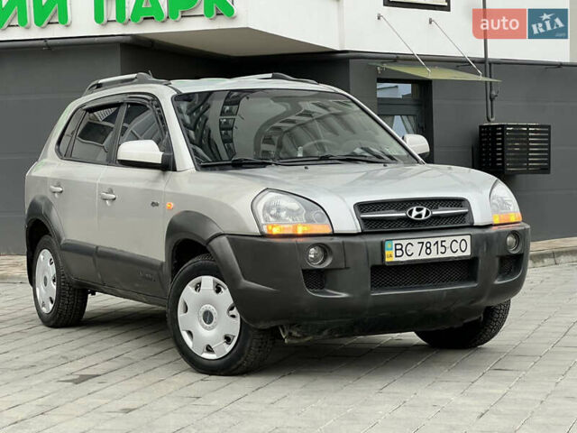 Серый Хендай Туксон, объемом двигателя 2 л и пробегом 176 тыс. км за 8300 $, фото 4 на Automoto.ua