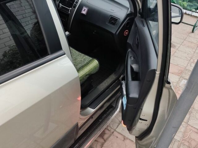 Серый Хендай Туксон, объемом двигателя 2 л и пробегом 190 тыс. км за 9000 $, фото 7 на Automoto.ua