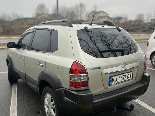 Серый Хендай Туксон, объемом двигателя 2 л и пробегом 151 тыс. км за 8300 $, фото 2 на Automoto.ua