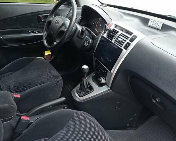 Серый Хендай Туксон, объемом двигателя 2 л и пробегом 360 тыс. км за 7700 $, фото 3 на Automoto.ua