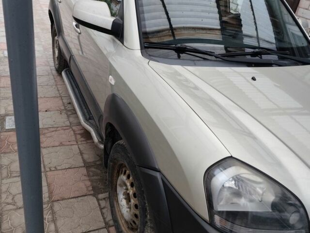 Серый Хендай Туксон, объемом двигателя 2 л и пробегом 190 тыс. км за 9000 $, фото 6 на Automoto.ua