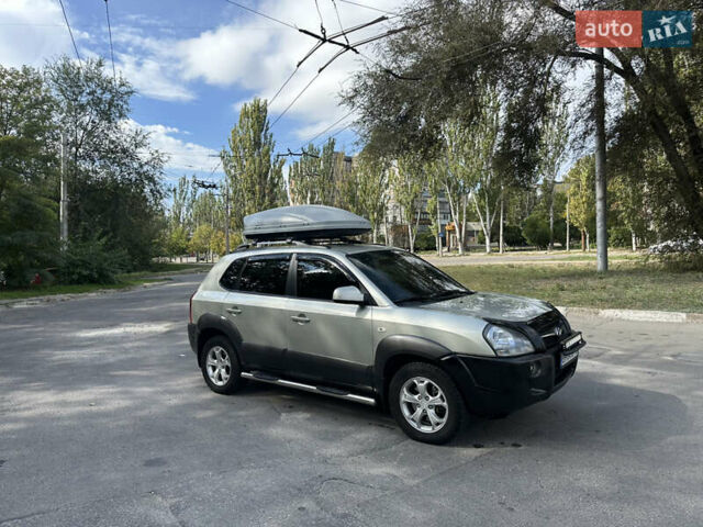 Серый Хендай Туксон, объемом двигателя 2 л и пробегом 201 тыс. км за 8300 $, фото 3 на Automoto.ua