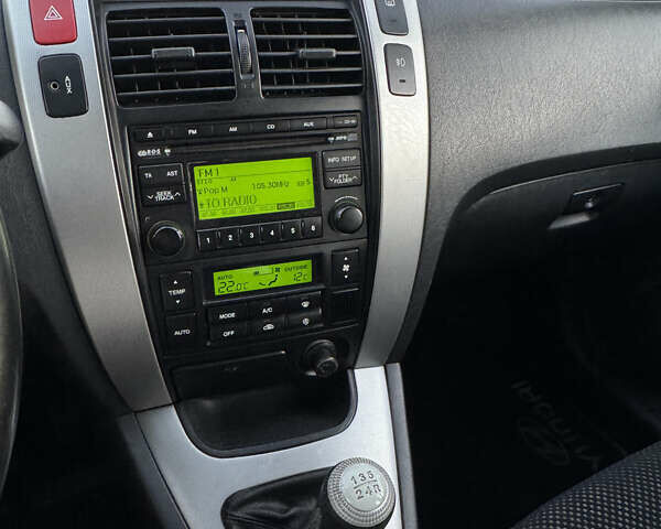 Серый Хендай Туксон, объемом двигателя 1.98 л и пробегом 246 тыс. км за 7500 $, фото 19 на Automoto.ua