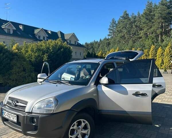 Серый Хендай Туксон, объемом двигателя 1.99 л и пробегом 255 тыс. км за 5800 $, фото 12 на Automoto.ua